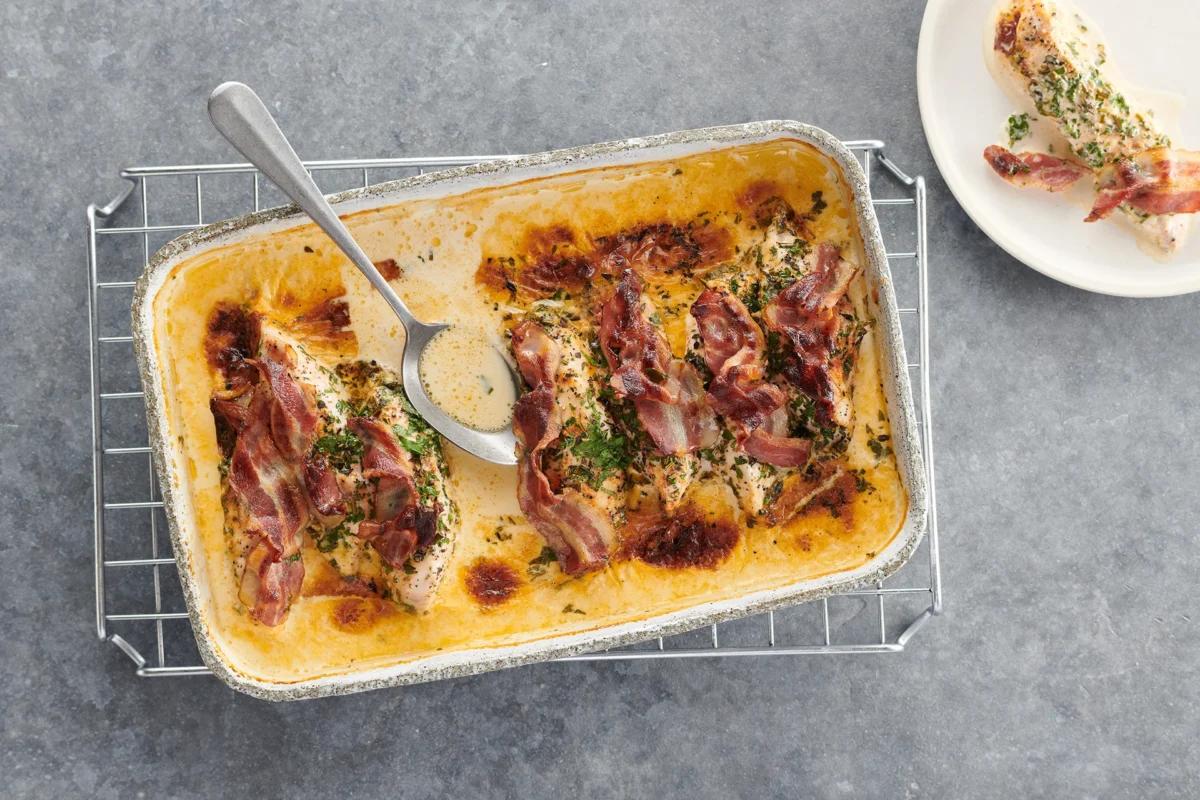 Blancs de poulet au four aus der Kategorie Fleisch &amp; Fisch. Das fertige Gericht schön angerichtet und fotografiert aus Vogelperspektive (Food Fotografie). Serviervorschlag, Original Tiptopf Rezept, aus dem bekanntesten Kochbuch der Schweiz