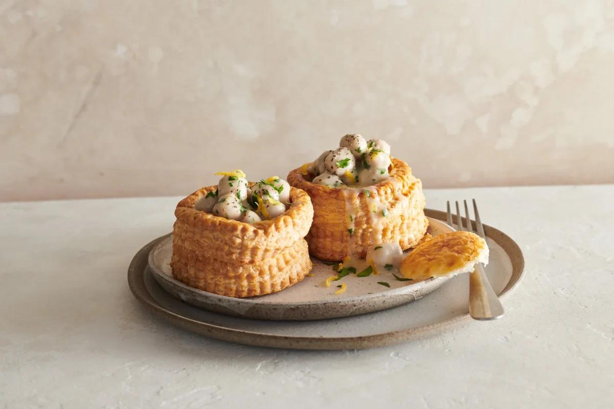 Vol-au-vent aux quenelles aus der Kategorie Fleisch &amp; Fisch. Das fertige Gericht schön angerichtet und fotografiert aus Vogelperspektive (Food Fotografie). Serviervorschlag, Original Tiptopf Rezept, aus dem bekanntesten Kochbuch der Schweiz