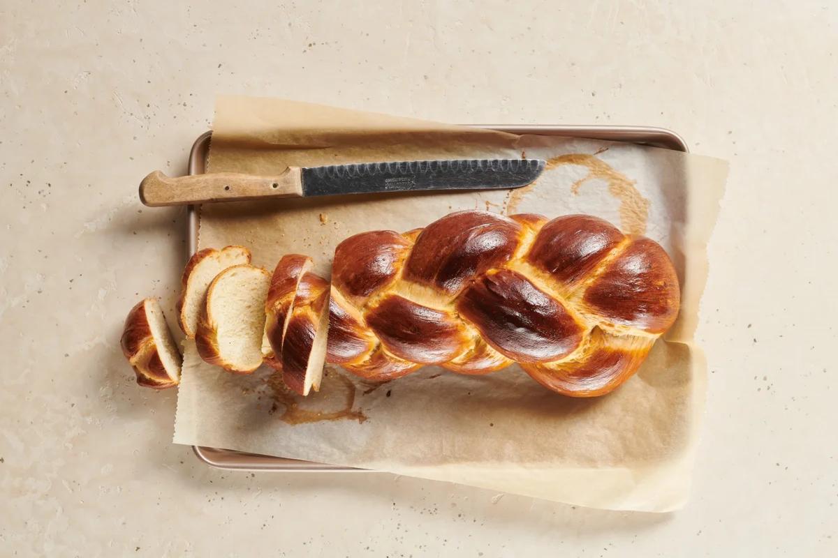Tresse aus der Kategorie Gebäck salzig. Das fertige Gericht schön angerichtet und fotografiert aus Vogelperspektive (Food Fotografie). Serviervorschlag, Original Tiptopf Rezept, aus dem bekanntesten Kochbuch der Schweiz