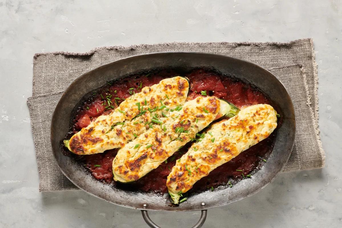 Courgettes farcies aus der Kategorie Gemüse. Das fertige Gericht schön angerichtet und fotografiert aus Vogelperspektive (Food Fotografie). Serviervorschlag, Original Tiptopf Rezept, aus dem bekanntesten Kochbuch der Schweiz