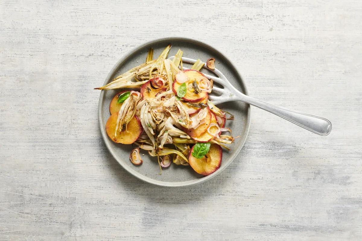 Fenouil au four aus der Kategorie Gemüse. Das fertige Gericht schön angerichtet und fotografiert aus Vogelperspektive (Food Fotografie). Serviervorschlag, Original Tiptopf Rezept, aus dem bekanntesten Kochbuch der Schweiz