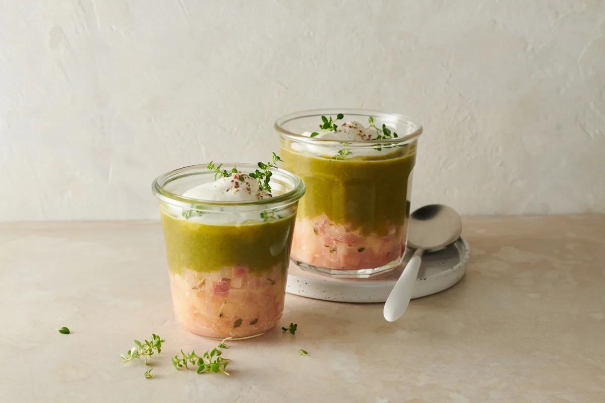 Soupe de poireau à la pomme aus der Kategorie Suppen. Das fertige Gericht schön angerichtet und fotografiert aus Vogelperspektive (Food Fotografie). Serviervorschlag, Original Tiptopf Rezept, aus dem bekanntesten Kochbuch der Schweiz
