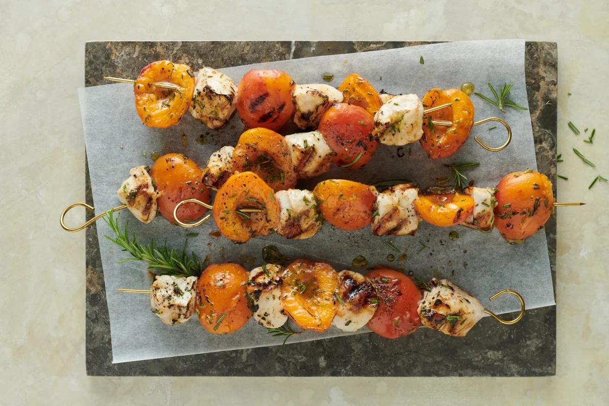 Brochettes aus der Kategorie Fleisch &amp; Fisch. Das fertige Gericht schön angerichtet und fotografiert aus Vogelperspektive (Food Fotografie). Serviervorschlag, Original Tiptopf Rezept, aus dem bekanntesten Kochbuch der Schweiz