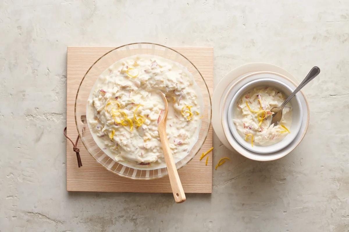 Crème de yogourt à la pomme aus der Kategorie Desserts. Das fertige Gericht schön angerichtet und fotografiert aus Vogelperspektive (Food Fotografie). Serviervorschlag, Original Tiptopf Rezept, aus dem bekanntesten Kochbuch der Schweiz