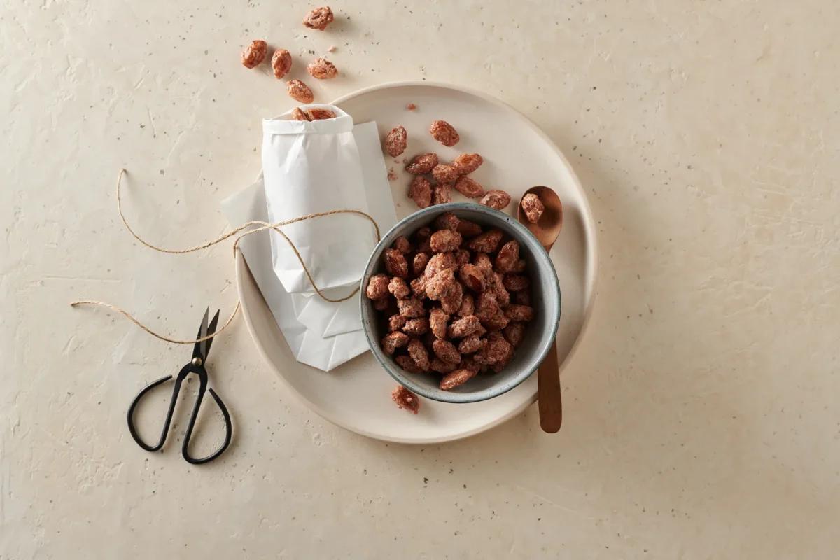 Amandes grillées aus der Kategorie Desserts. Das fertige Gericht schön angerichtet und fotografiert aus Vogelperspektive (Food Fotografie). Serviervorschlag, Original Tiptopf Rezept, aus dem bekanntesten Kochbuch der Schweiz