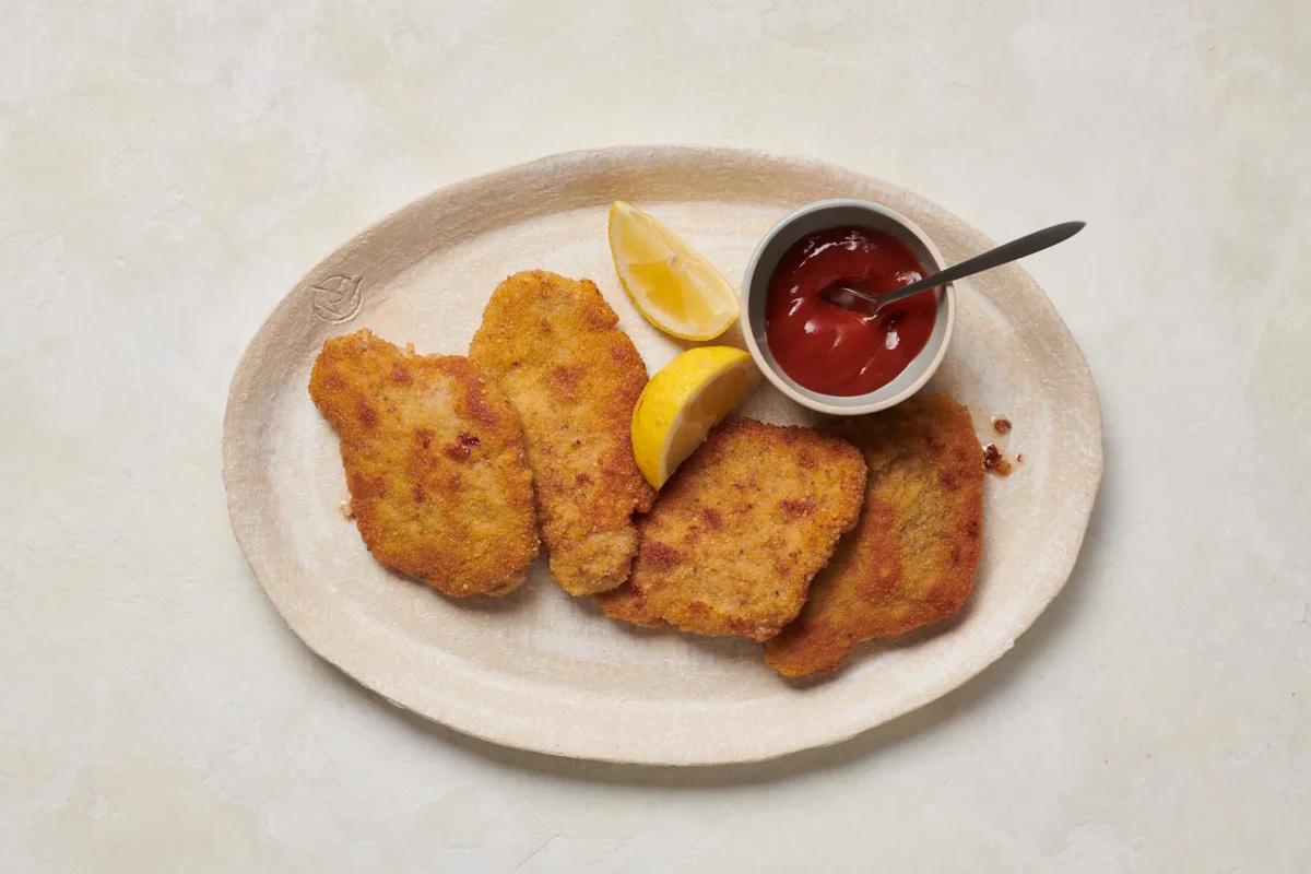 Escalopes panées aus der Kategorie Fleisch &amp; Fisch. Das fertige Gericht schön angerichtet und fotografiert aus Vogelperspektive (Food Fotografie). Serviervorschlag, Original Tiptopf Rezept, aus dem bekanntesten Kochbuch der Schweiz