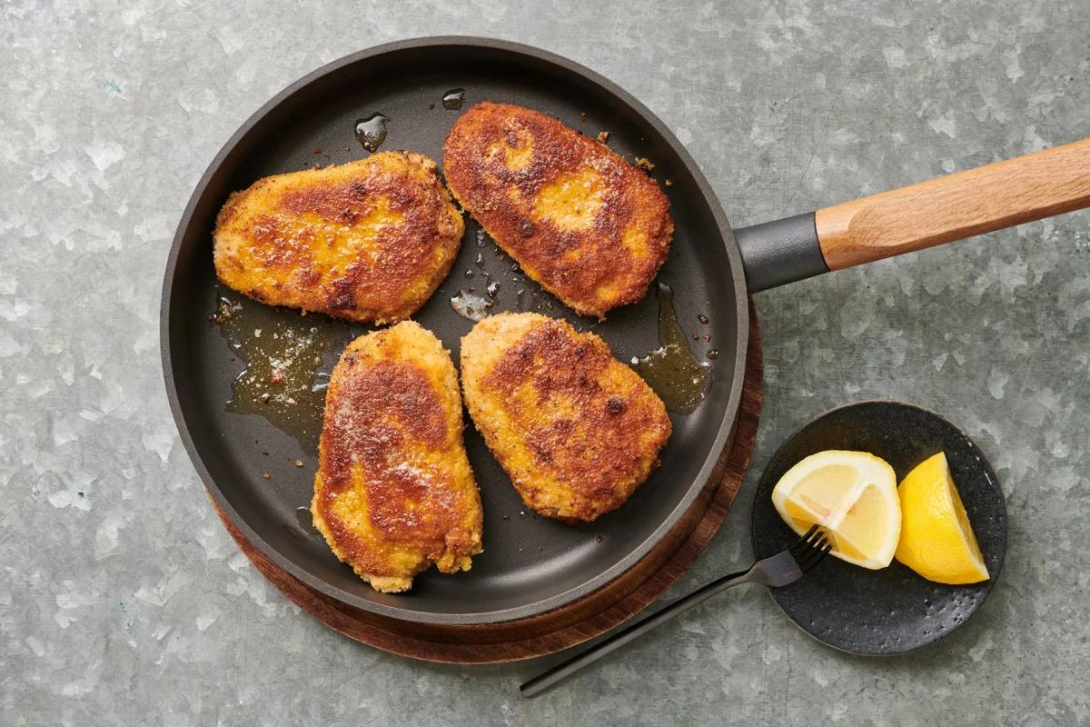 Cordon bleu aus der Kategorie Fleisch &amp; Fisch. Das fertige Gericht schön angerichtet und fotografiert aus Vogelperspektive (Food Fotografie). Serviervorschlag, Original Tiptopf Rezept, aus dem bekanntesten Kochbuch der Schweiz