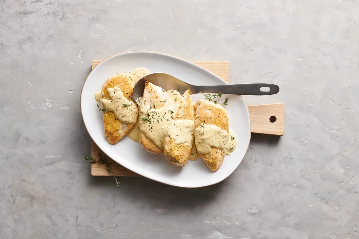 Blancs de poulet sauce moutarde aus der Kategorie Fleisch &amp; Fisch. Das fertige Gericht schön angerichtet und fotografiert aus Vogelperspektive (Food Fotografie). Serviervorschlag, Original Tiptopf Rezept, aus dem bekanntesten Kochbuch der Schweiz