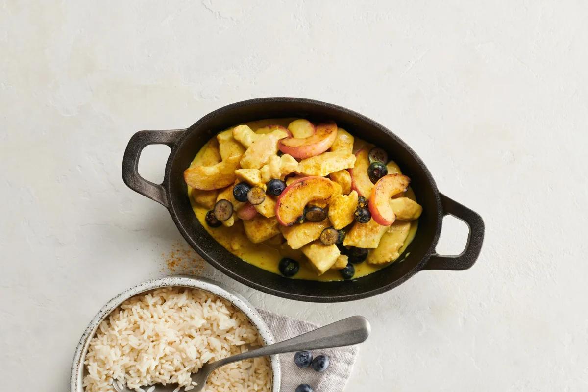 Riz Casimir aus der Kategorie Getreide. Das fertige Gericht schön angerichtet und fotografiert aus Vogelperspektive (Food Fotografie). Serviervorschlag, Original Tiptopf Rezept, aus dem bekanntesten Kochbuch der Schweiz