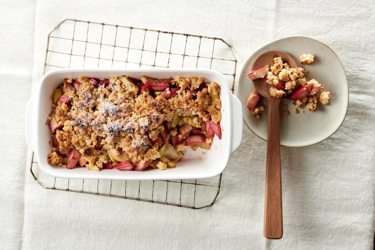 Crumble aux fruits aus der Kategorie Desserts. Das fertige Gericht schön angerichtet und fotografiert aus Vogelperspektive (Food Fotografie). Serviervorschlag, Original Tiptopf Rezept, aus dem bekanntesten Kochbuch der Schweiz