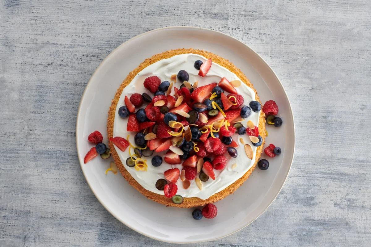 Biscuit aux baies aus der Kategorie Gebäck süss. Das fertige Gericht schön angerichtet und fotografiert aus Vogelperspektive (Food Fotografie). Serviervorschlag, Original Tiptopf Rezept, aus dem bekanntesten Kochbuch der Schweiz