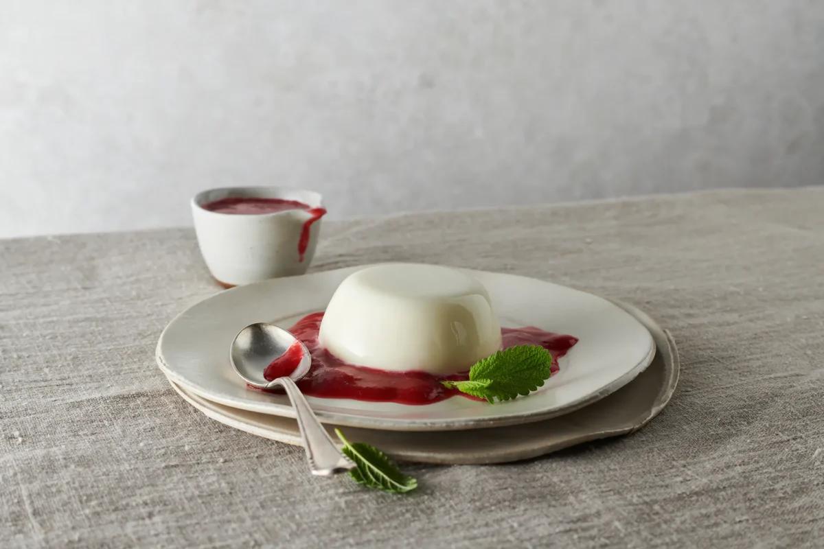 Panna cotta aus der Kategorie Desserts. Das fertige Gericht schön angerichtet und fotografiert aus Vogelperspektive (Food Fotografie). Serviervorschlag, Original Tiptopf Rezept, aus dem bekanntesten Kochbuch der Schweiz