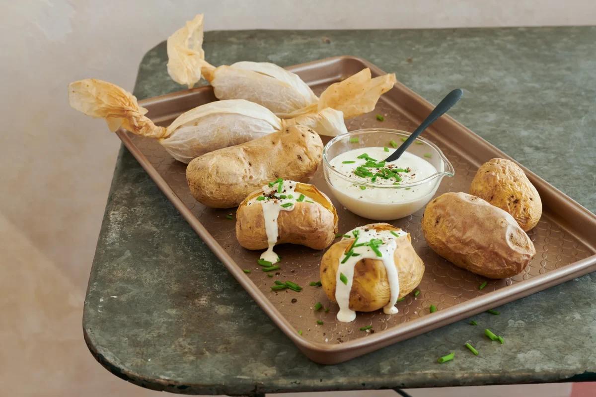 Baked Potatoes aus der Kategorie Kartoffeln &amp; Süsskartoffeln. Das fertige Gericht schön angerichtet und fotografiert aus Vogelperspektive (Food Fotografie). Serviervorschlag, Original Tiptopf Rezept, aus dem bekanntesten Kochbuch der Schweiz