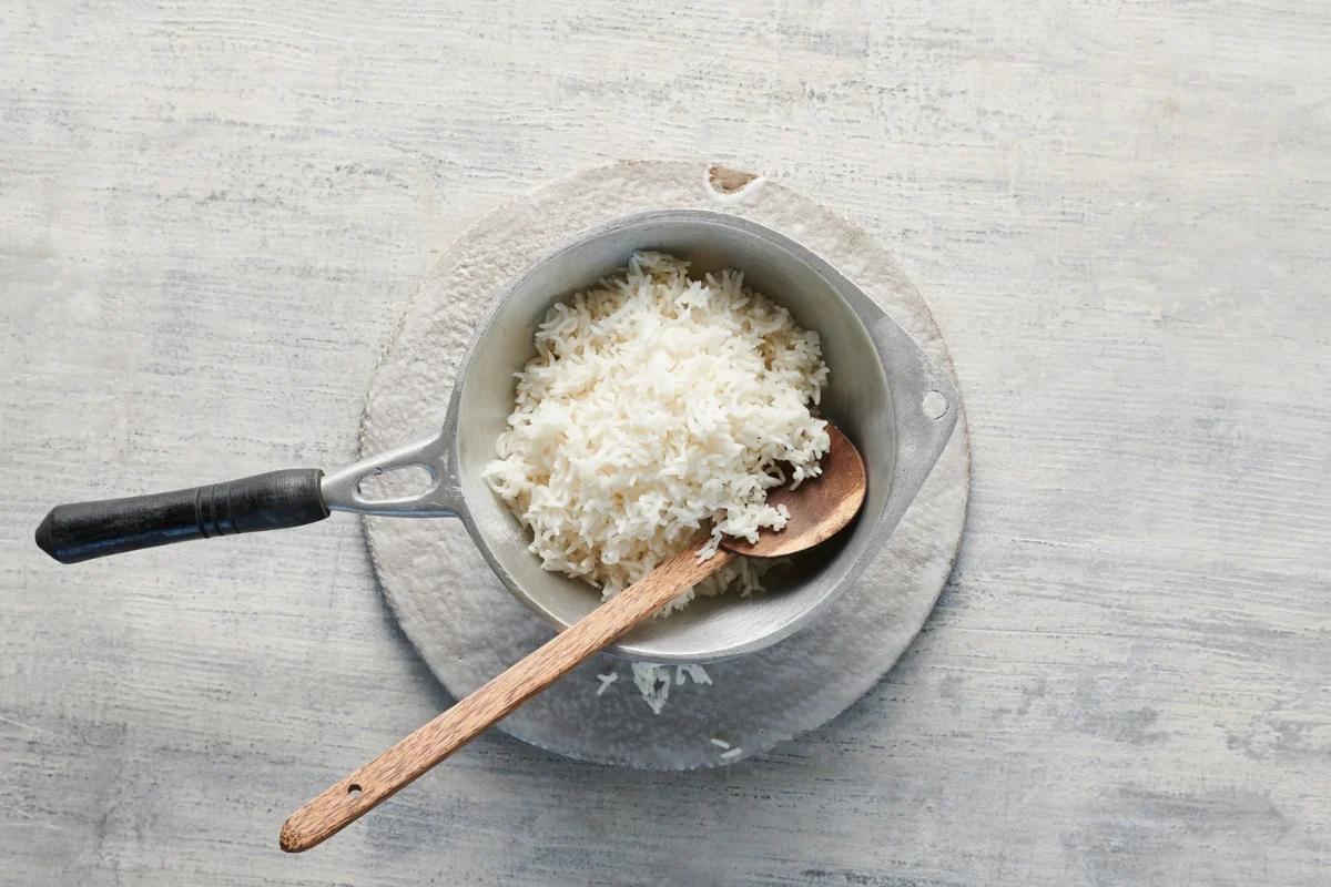 Riz asiatique aus der Kategorie Getreide. Das fertige Gericht schön angerichtet und fotografiert aus Vogelperspektive (Food Fotografie). Serviervorschlag, Original Tiptopf Rezept, aus dem bekanntesten Kochbuch der Schweiz