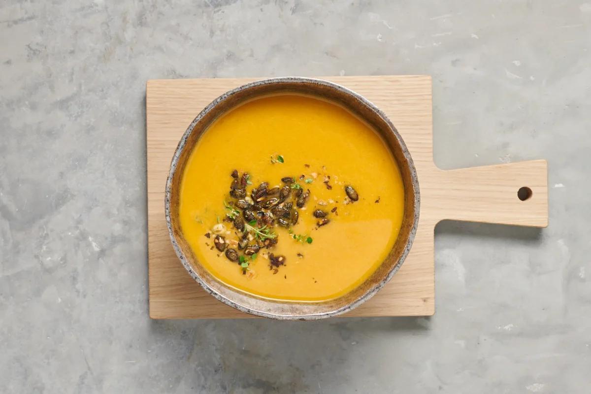 Soupe à la courge aus der Kategorie Suppen. Das fertige Gericht schön angerichtet und fotografiert aus Vogelperspektive (Food Fotografie). Serviervorschlag, Original Tiptopf Rezept, aus dem bekanntesten Kochbuch der Schweiz