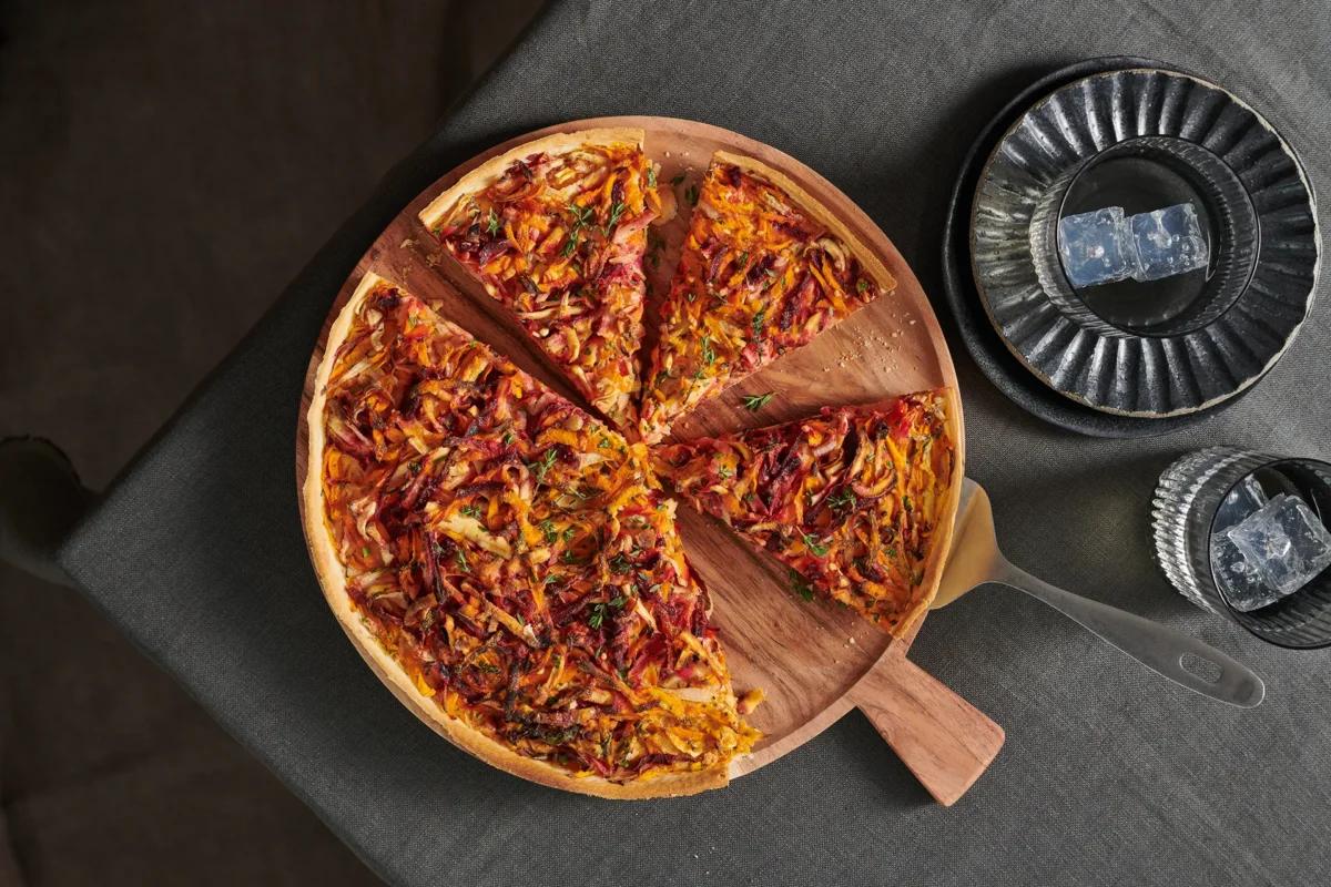 Tarte d’hiver aus der Kategorie Gebäck salzig. Das fertige Gericht schön angerichtet und fotografiert aus Vogelperspektive (Food Fotografie). Serviervorschlag, Original Tiptopf Rezept, aus dem bekanntesten Kochbuch der Schweiz