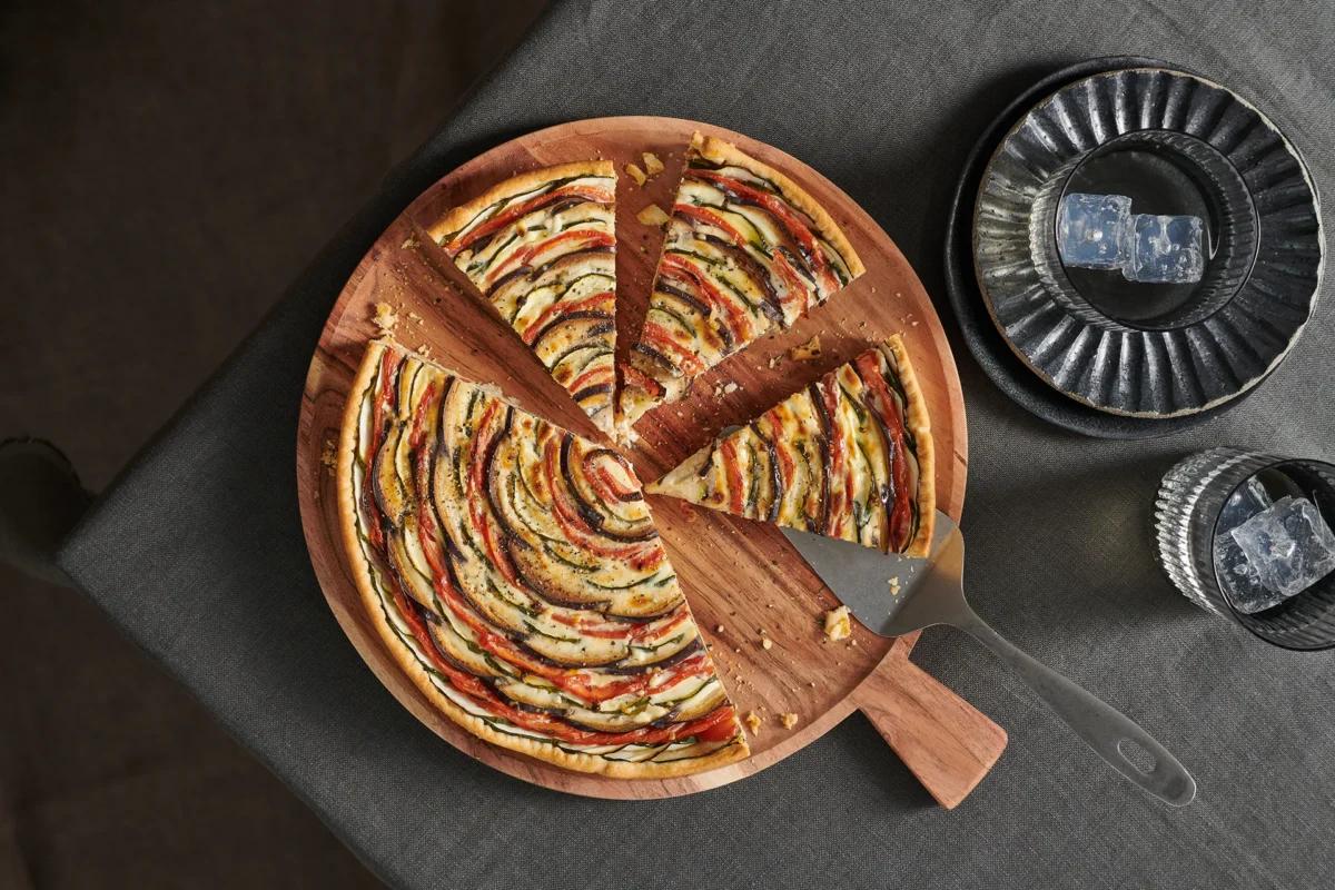 Tarte d’été aus der Kategorie Gebäck salzig. Das fertige Gericht schön angerichtet und fotografiert aus Vogelperspektive (Food Fotografie). Serviervorschlag, Original Tiptopf Rezept, aus dem bekanntesten Kochbuch der Schweiz