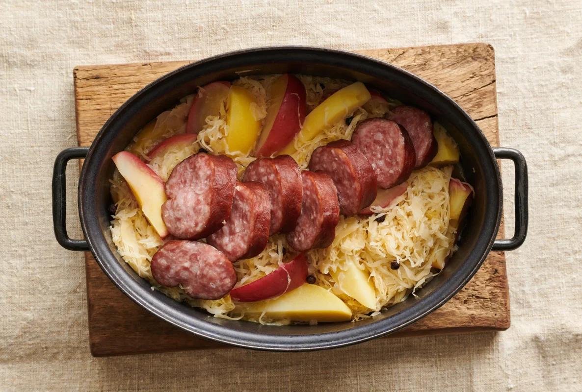 One pot de pommes de terre aus der Kategorie Kartoffeln &amp; Süsskartoffeln. Das fertige Gericht schön angerichtet und fotografiert aus Vogelperspektive (Food Fotografie). Serviervorschlag, Original Tiptopf Rezept, aus dem bekanntesten Kochbuch der Schweiz