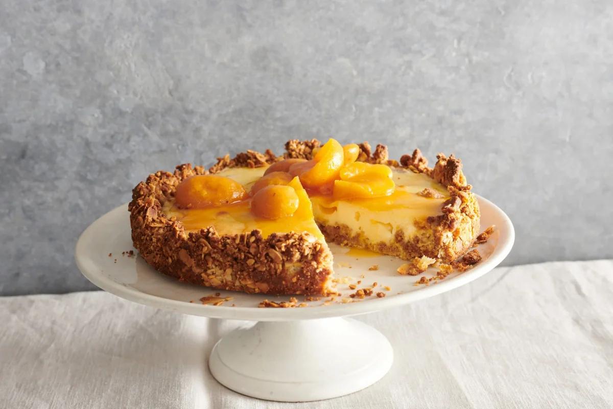 Cheesecake à l’abricot aus der Kategorie Gebäck süss. Das fertige Gericht schön angerichtet und fotografiert aus Vogelperspektive (Food Fotografie). Serviervorschlag, Original Tiptopf Rezept, aus dem bekanntesten Kochbuch der Schweiz