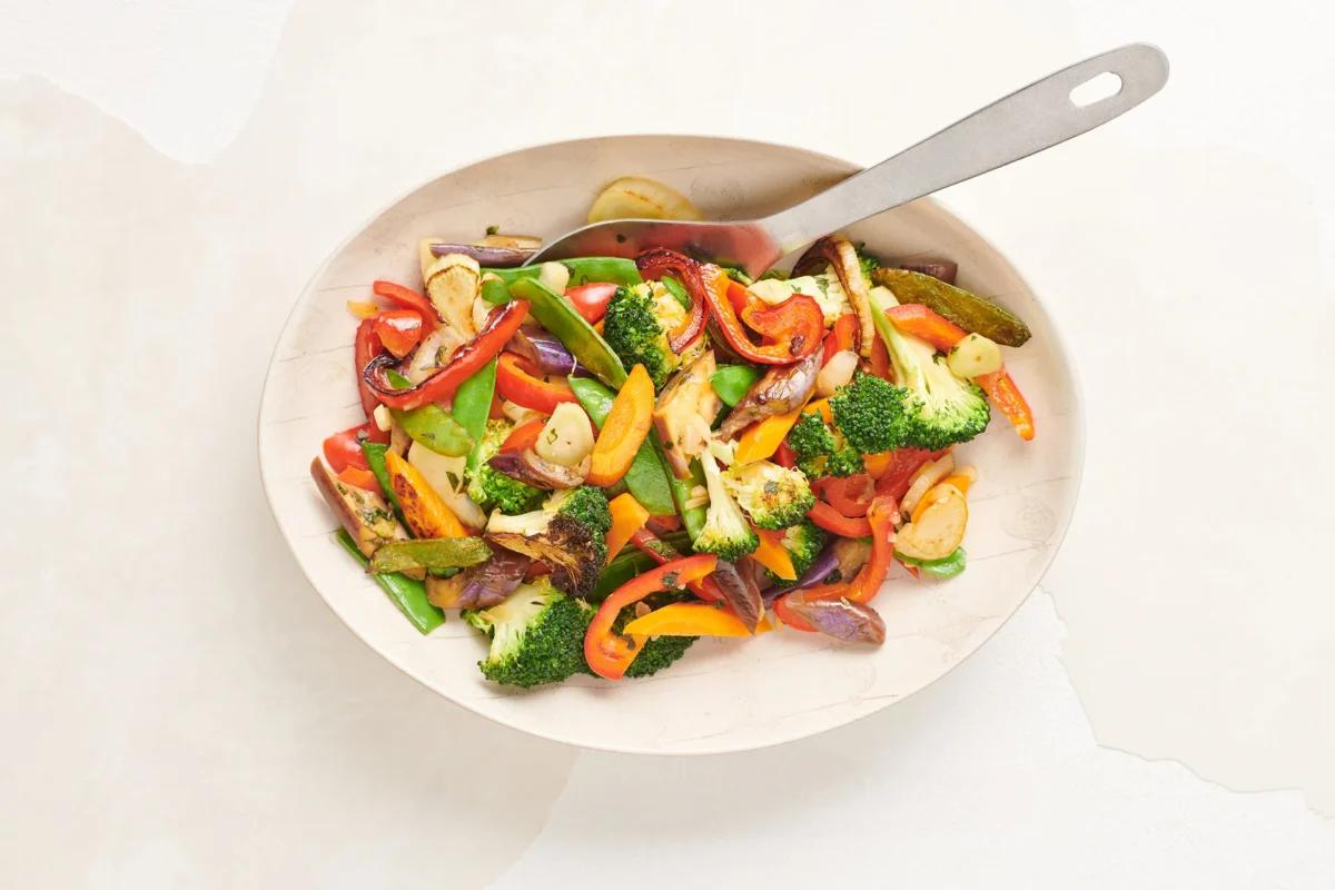 Légumes sautés aus der Kategorie Gemüse. Das fertige Gericht schön angerichtet und fotografiert aus Vogelperspektive (Food Fotografie). Serviervorschlag, Original Tiptopf Rezept, aus dem bekanntesten Kochbuch der Schweiz