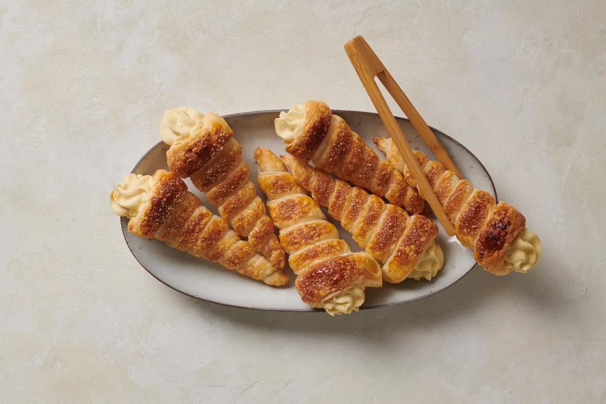 Cornets à la vanille aus der Kategorie Gebäck süss. Das fertige Gericht schön angerichtet und fotografiert aus Vogelperspektive (Food Fotografie). Serviervorschlag, Original Tiptopf Rezept, aus dem bekanntesten Kochbuch der Schweiz