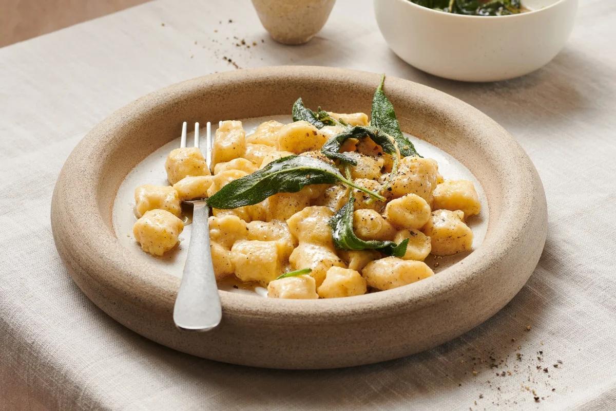 Gnocchis à la ricotta aus der Kategorie Getreide. Das fertige Gericht schön angerichtet und fotografiert aus Vogelperspektive (Food Fotografie). Serviervorschlag, Original Tiptopf Rezept, aus dem bekanntesten Kochbuch der Schweiz