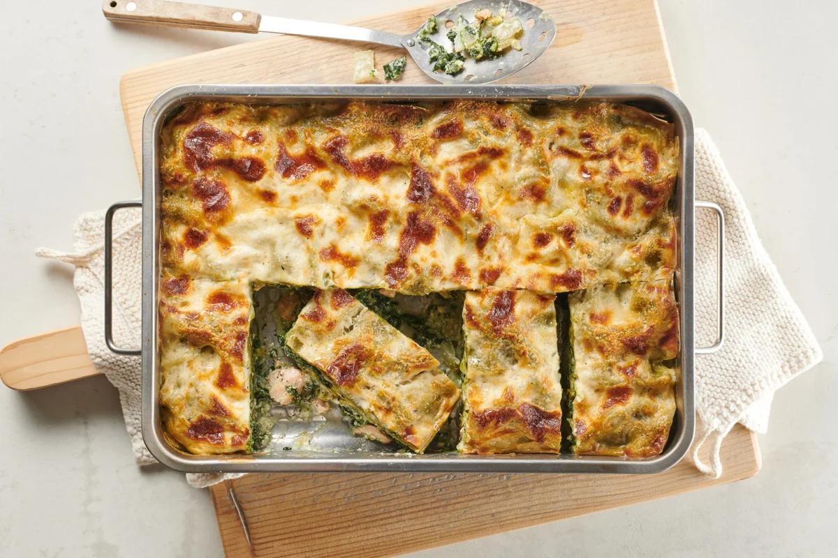 Lasagnes vertes aus der Kategorie Getreide. Das fertige Gericht schön angerichtet und fotografiert aus Vogelperspektive (Food Fotografie). Serviervorschlag, Original Tiptopf Rezept, aus dem bekanntesten Kochbuch der Schweiz