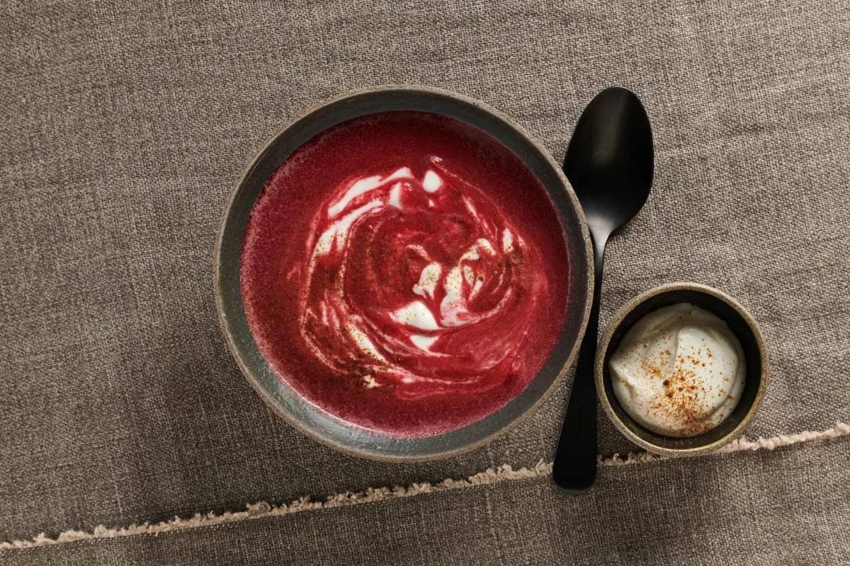 Soupe de betterave au yogourt aus der Kategorie Suppen. Das fertige Gericht schön angerichtet und fotografiert aus Vogelperspektive (Food Fotografie). Serviervorschlag, Original Tiptopf Rezept, aus dem bekanntesten Kochbuch der Schweiz