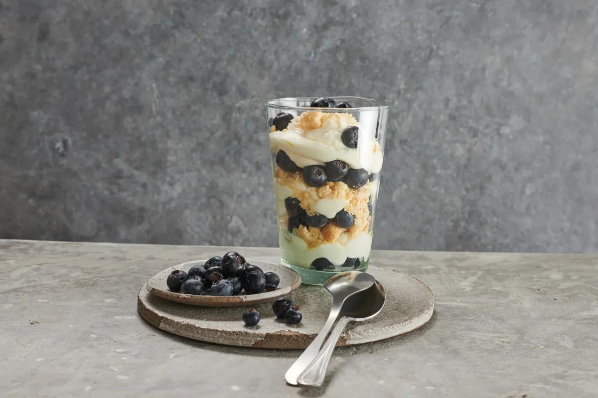 Dessert au citron aus der Kategorie Desserts. Das fertige Gericht schön angerichtet und fotografiert aus Vogelperspektive (Food Fotografie). Serviervorschlag, Original Tiptopf Rezept, aus dem bekanntesten Kochbuch der Schweiz
