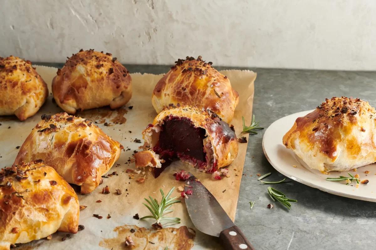 Feuilletés à la betterave aus der Kategorie Gemüse (2). Das fertige Gericht schön angerichtet und fotografiert aus Vogelperspektive (Food Fotografie). Serviervorschlag, Original Tiptopf Rezept, aus dem bekanntesten Kochbuch der Schweiz
