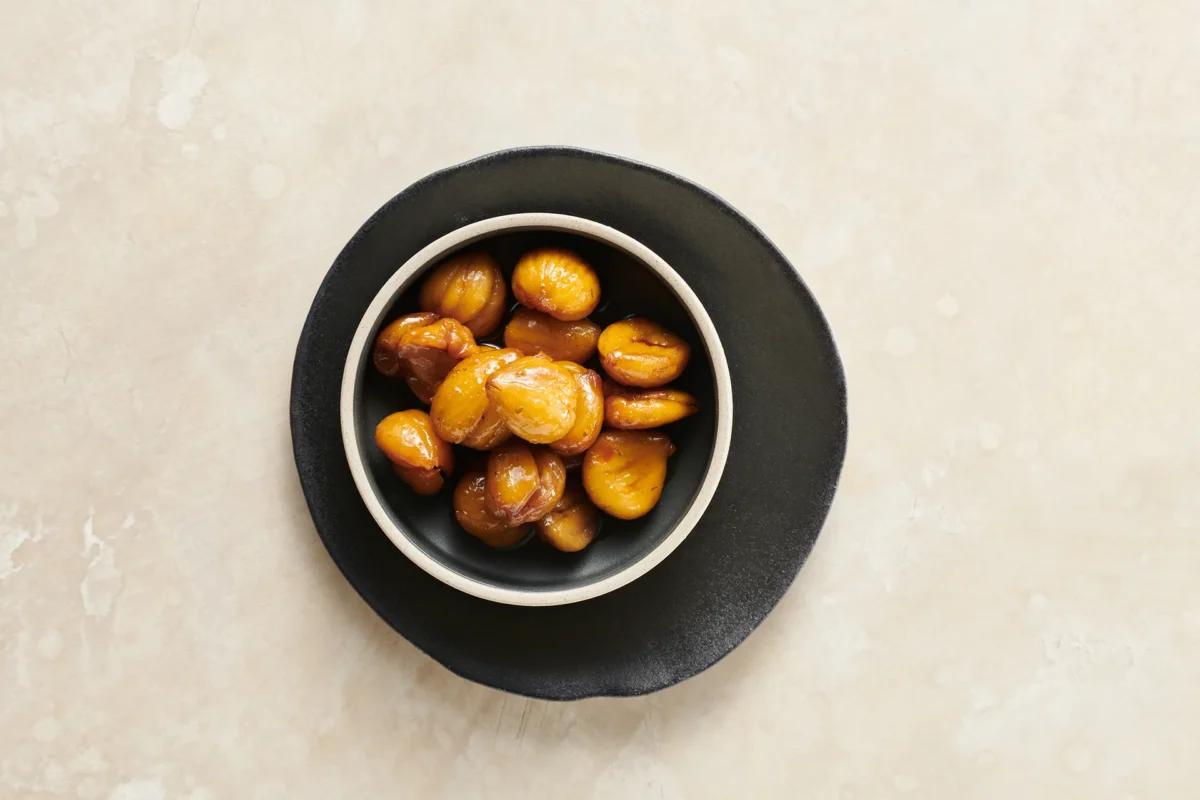Marrons glacés aus der Kategorie Gemüse. Das fertige Gericht schön angerichtet und fotografiert aus Vogelperspektive (Food Fotografie). Serviervorschlag, Original Tiptopf Rezept, aus dem bekanntesten Kochbuch der Schweiz