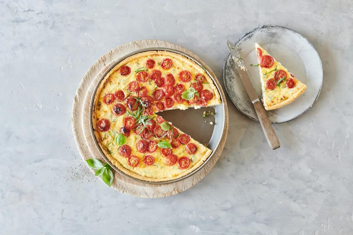 Tarte à la ricotta et aux tomates aus der Kategorie Gebäck salzig. Das fertige Gericht schön angerichtet und fotografiert aus Vogelperspektive (Food Fotografie). Serviervorschlag, Original Tiptopf Rezept, aus dem bekanntesten Kochbuch der Schweiz