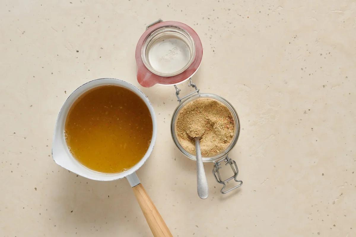 Bouillon en poudre aus der Kategorie Gemüse (2). Das fertige Gericht schön angerichtet und fotografiert aus Vogelperspektive (Food Fotografie). Serviervorschlag, Original Tiptopf Rezept, aus dem bekanntesten Kochbuch der Schweiz