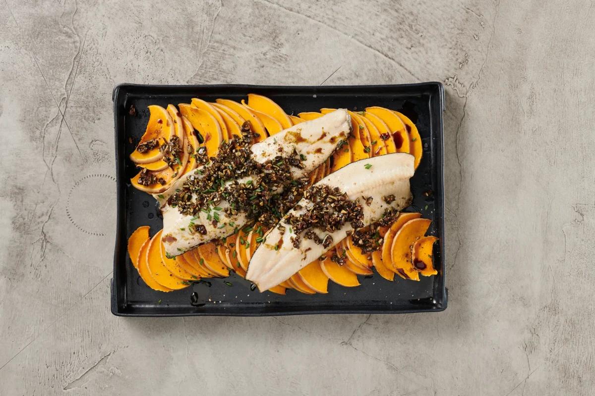 Poisson sur lit de courge aus der Kategorie Fleisch &amp; Fisch. Das fertige Gericht schön angerichtet und fotografiert aus Vogelperspektive (Food Fotografie). Serviervorschlag, Original Tiptopf Rezept, aus dem bekanntesten Kochbuch der Schweiz