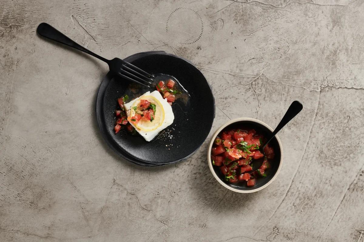 Poisson à la sauce tomate crue aus der Kategorie Fleisch &amp; Fisch. Das fertige Gericht schön angerichtet und fotografiert aus Vogelperspektive (Food Fotografie). Serviervorschlag, Original Tiptopf Rezept, aus dem bekanntesten Kochbuch der Schweiz