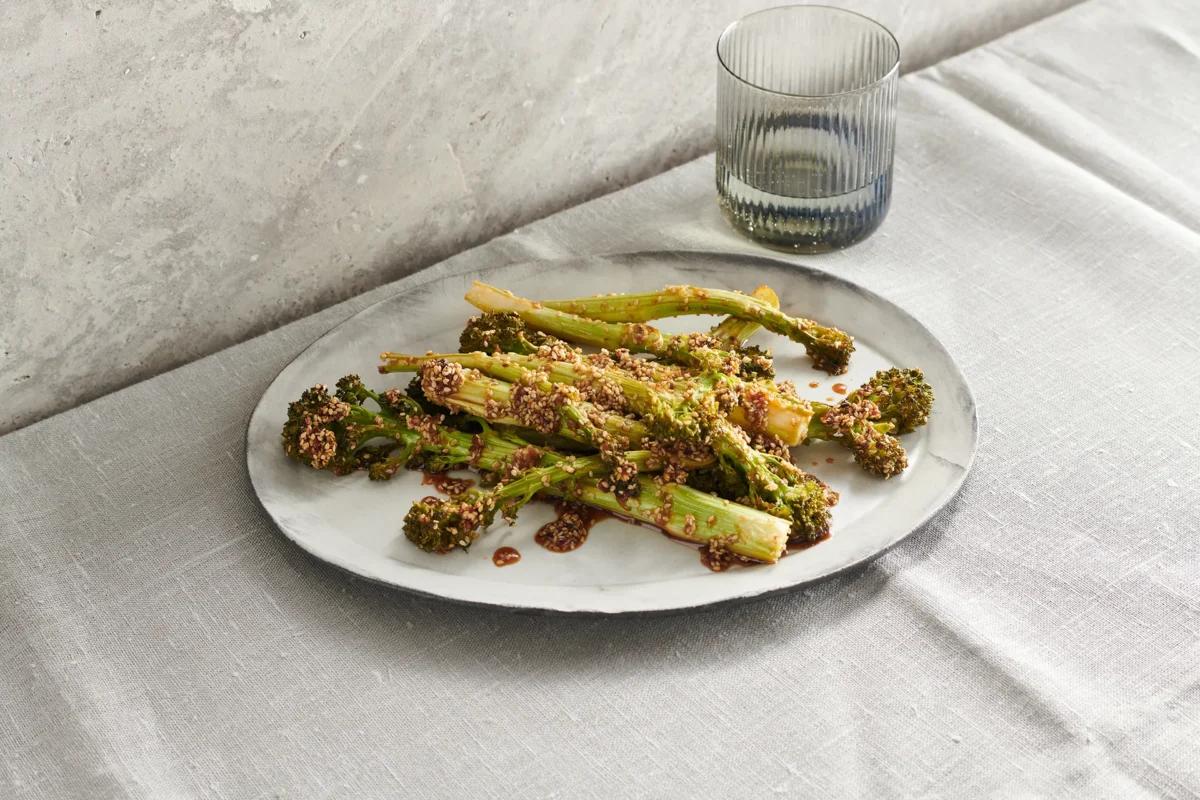 Brocoli teriyaki aus der Kategorie Gemüse. Das fertige Gericht schön angerichtet und fotografiert aus Vogelperspektive (Food Fotografie). Serviervorschlag, Original Tiptopf Rezept, aus dem bekanntesten Kochbuch der Schweiz
