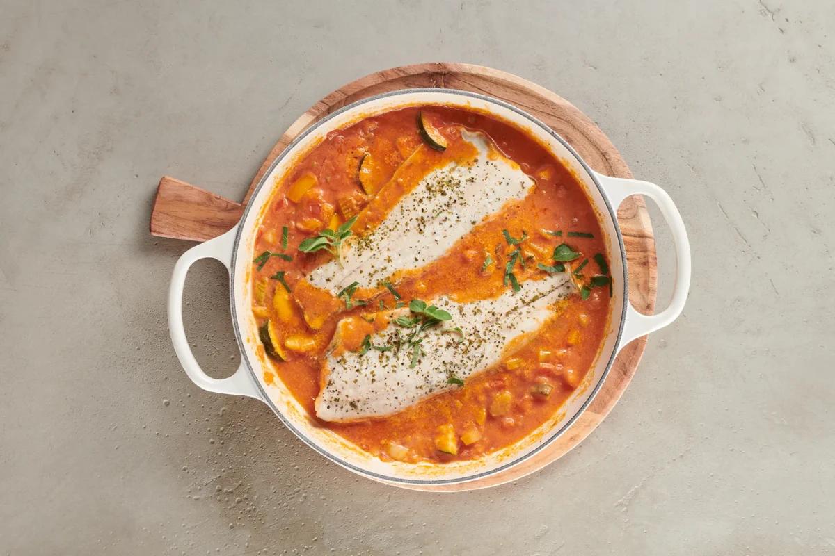 Cassolette de poisson aus der Kategorie Fleisch &amp; Fisch. Das fertige Gericht schön angerichtet und fotografiert aus Vogelperspektive (Food Fotografie). Serviervorschlag, Original Tiptopf Rezept, aus dem bekanntesten Kochbuch der Schweiz