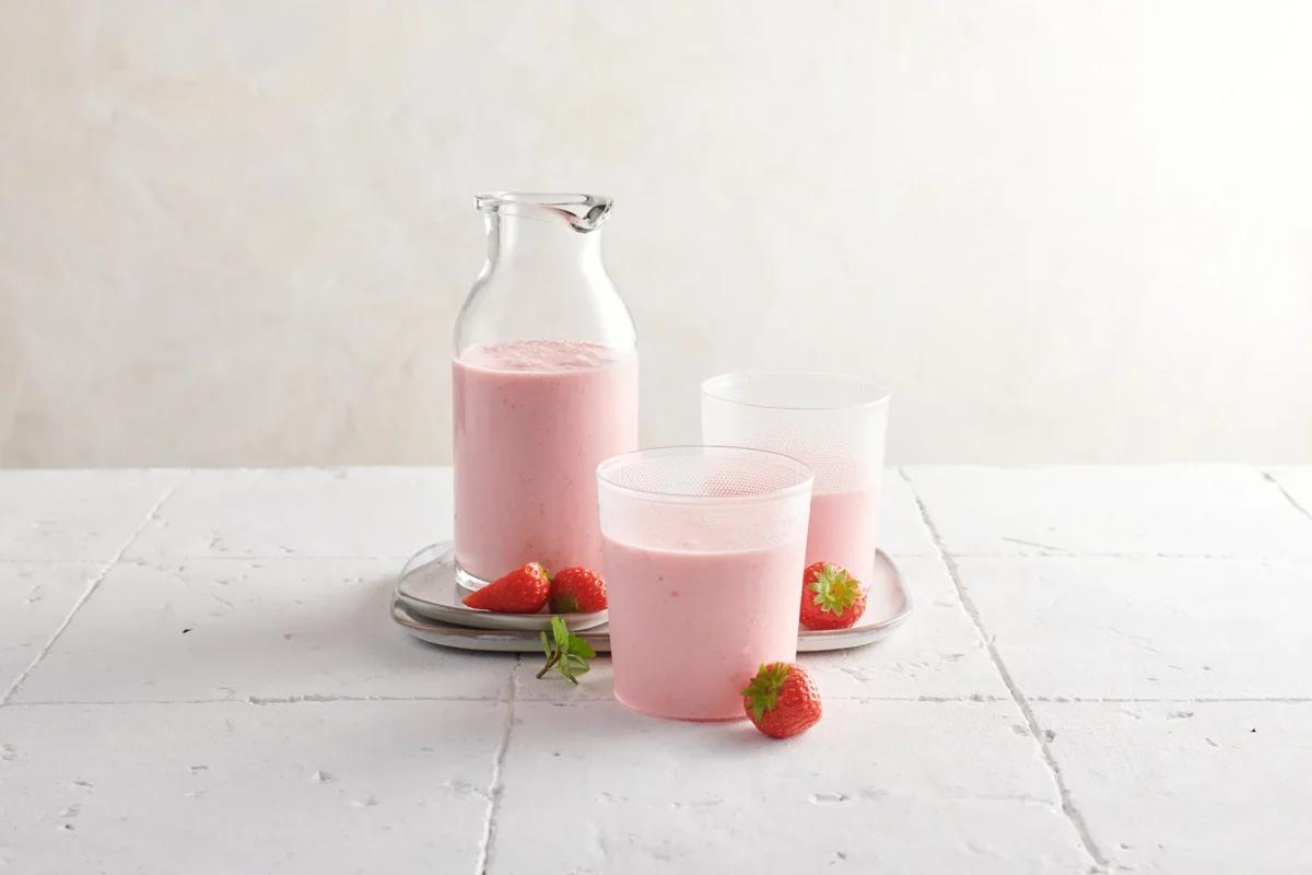 Lassi aux baies aus der Kategorie Frühstück &amp; Brunch. Das fertige Gericht schön angerichtet und fotografiert aus Vogelperspektive (Food Fotografie). Serviervorschlag, Original Tiptopf Rezept, aus dem bekanntesten Kochbuch der Schweiz