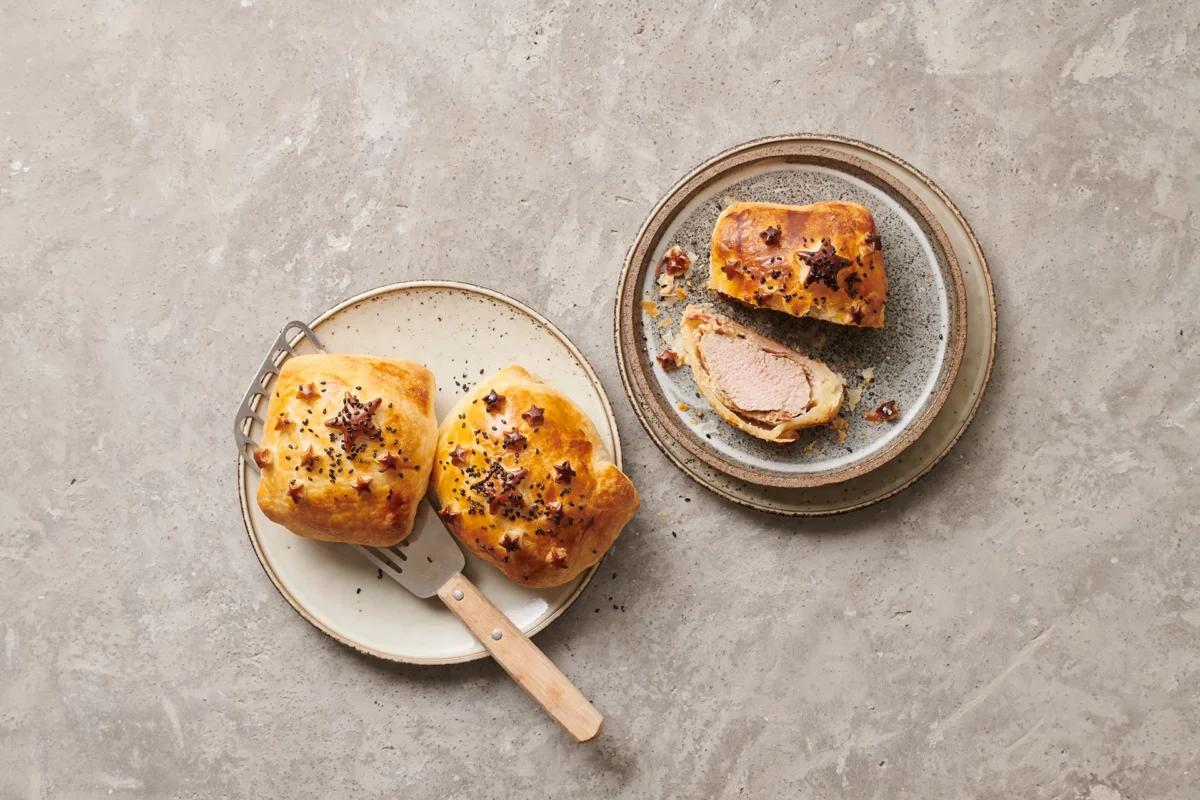 Filet en croûte aus der Kategorie Fleisch &amp; Fisch. Das fertige Gericht schön angerichtet und fotografiert aus Vogelperspektive (Food Fotografie). Serviervorschlag, Original Tiptopf Rezept, aus dem bekanntesten Kochbuch der Schweiz