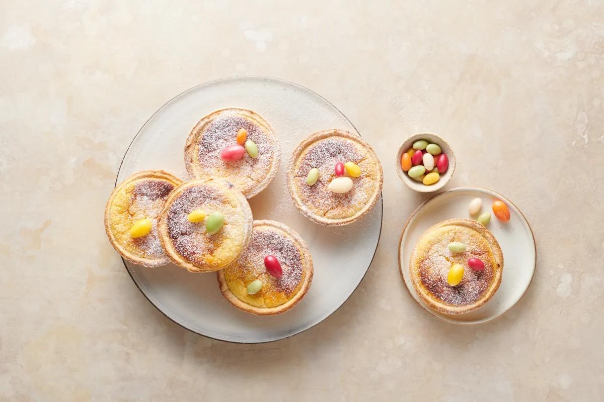 Tartelettes de Pâques aus der Kategorie Gebäck süss. Das fertige Gericht schön angerichtet und fotografiert aus Vogelperspektive (Food Fotografie). Serviervorschlag, Original Tiptopf Rezept, aus dem bekanntesten Kochbuch der Schweiz