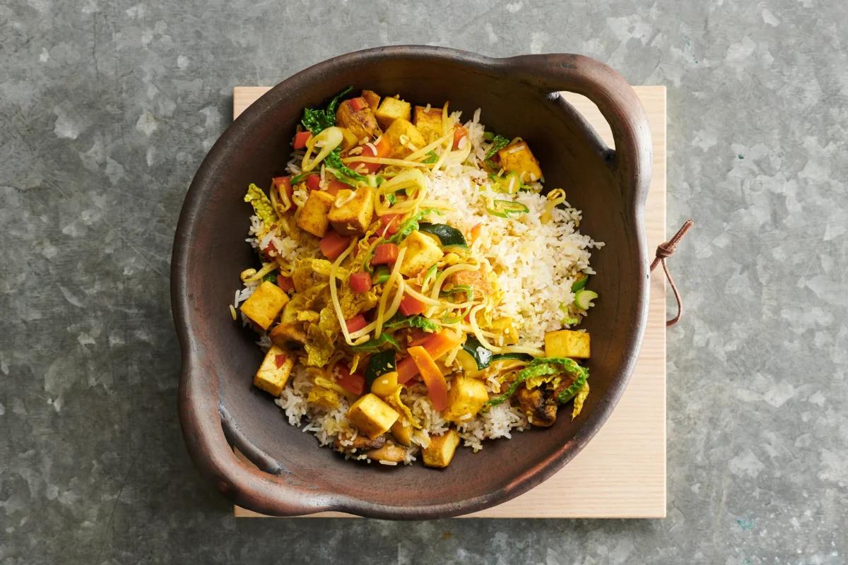 Nasi goreng aus der Kategorie Getreide. Das fertige Gericht schön angerichtet und fotografiert aus Vogelperspektive (Food Fotografie). Serviervorschlag, Original Tiptopf Rezept, aus dem bekanntesten Kochbuch der Schweiz