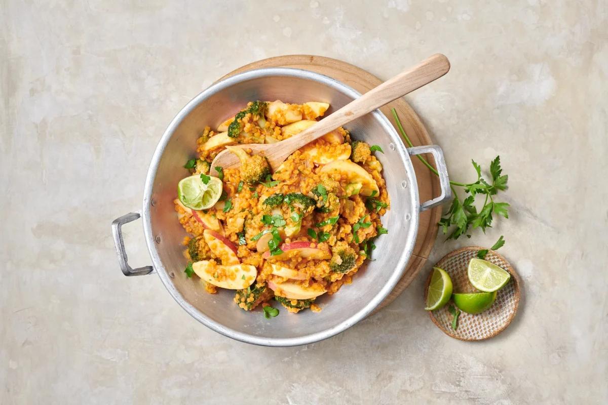 Curry de lentilles de la catégorie . Méthode de préparation cuisson à la vapeur. Le plat terminé est joliment présenté et photographié en vue aérienne (photographie alimentaire). Suggestion de présentation, recette originale de Croqu'menus, tirée du livre de cuisine le plus connu de Suisse