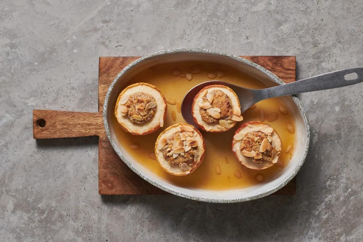 Pommes farcies aus der Kategorie Desserts. Das fertige Gericht schön angerichtet und fotografiert aus Vogelperspektive (Food Fotografie). Serviervorschlag, Original Tiptopf Rezept, aus dem bekanntesten Kochbuch der Schweiz
