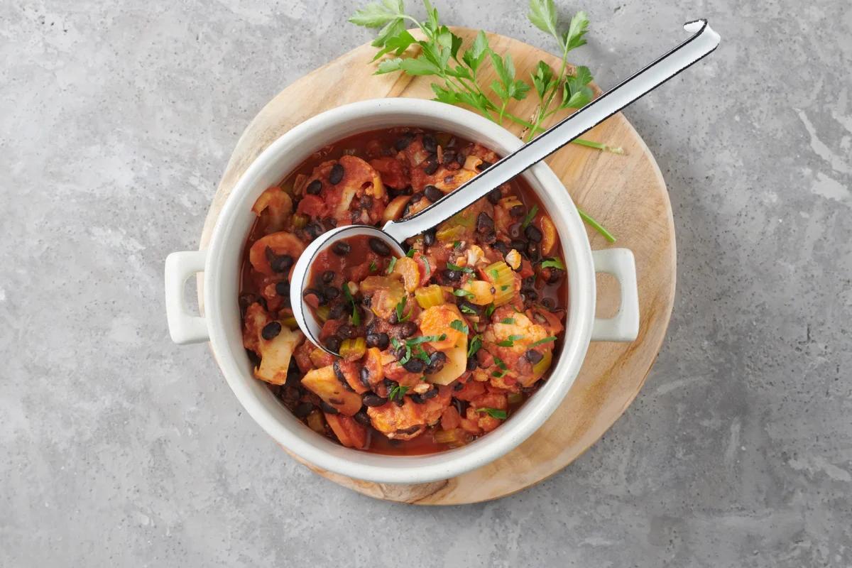Chili con verduras aus der Kategorie Hülsenfrüchte &amp; Co. Das fertige Gericht schön angerichtet und fotografiert aus Vogelperspektive (Food Fotografie). Serviervorschlag, Original Tiptopf Rezept, aus dem bekanntesten Kochbuch der Schweiz