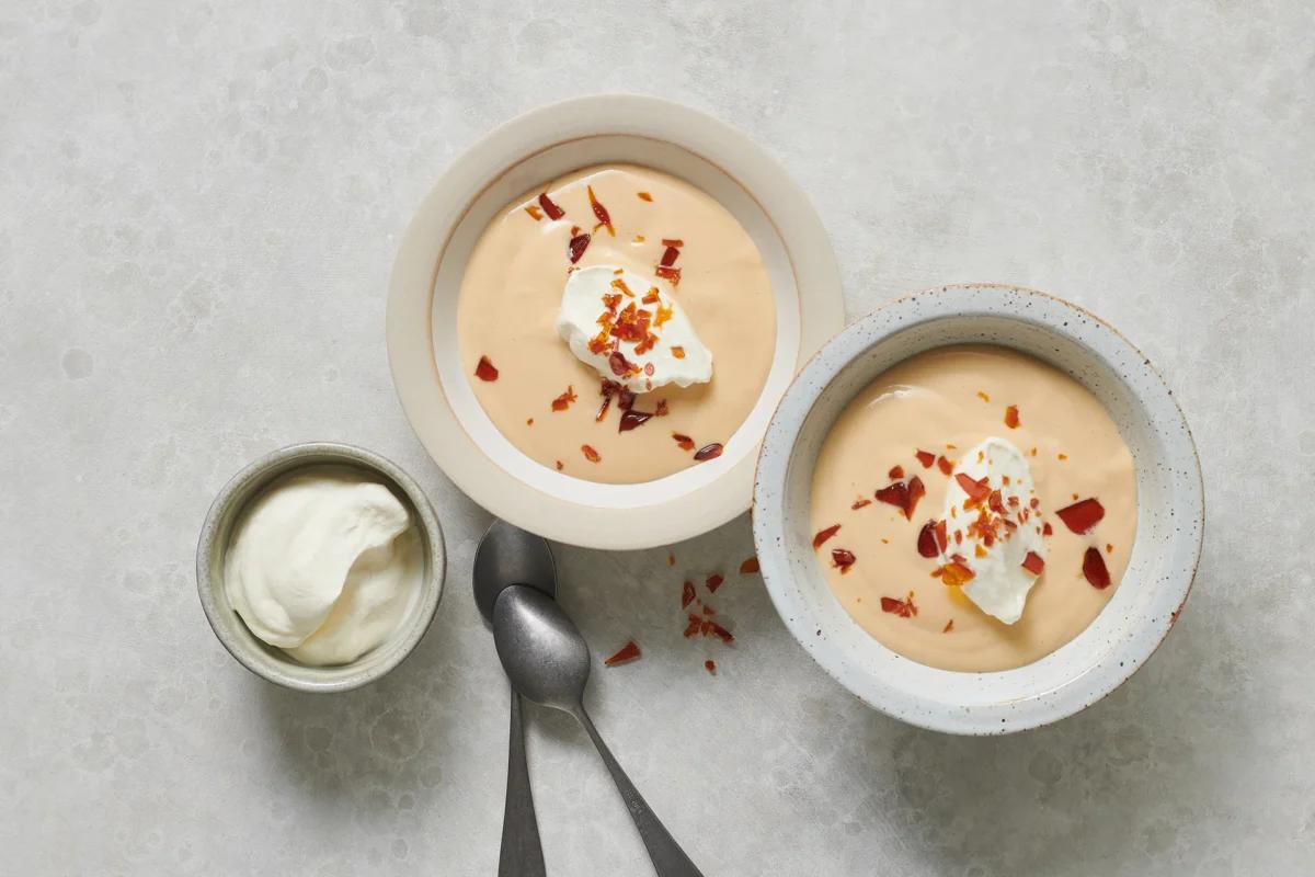 Crème brûlée. Das fertige Gericht schön angerichtet und fotografiert aus Vogelperspektive (Food Fotografie). Serviervorschlag, Original Tiptopf Rezept, aus dem bekanntesten Kochbuch der Schweiz