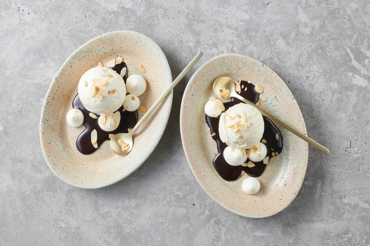 Coupe Danemark aus der Kategorie Desserts. Das fertige Gericht schön angerichtet und fotografiert aus Vogelperspektive (Food Fotografie). Serviervorschlag, Original Tiptopf Rezept, aus dem bekanntesten Kochbuch der Schweiz