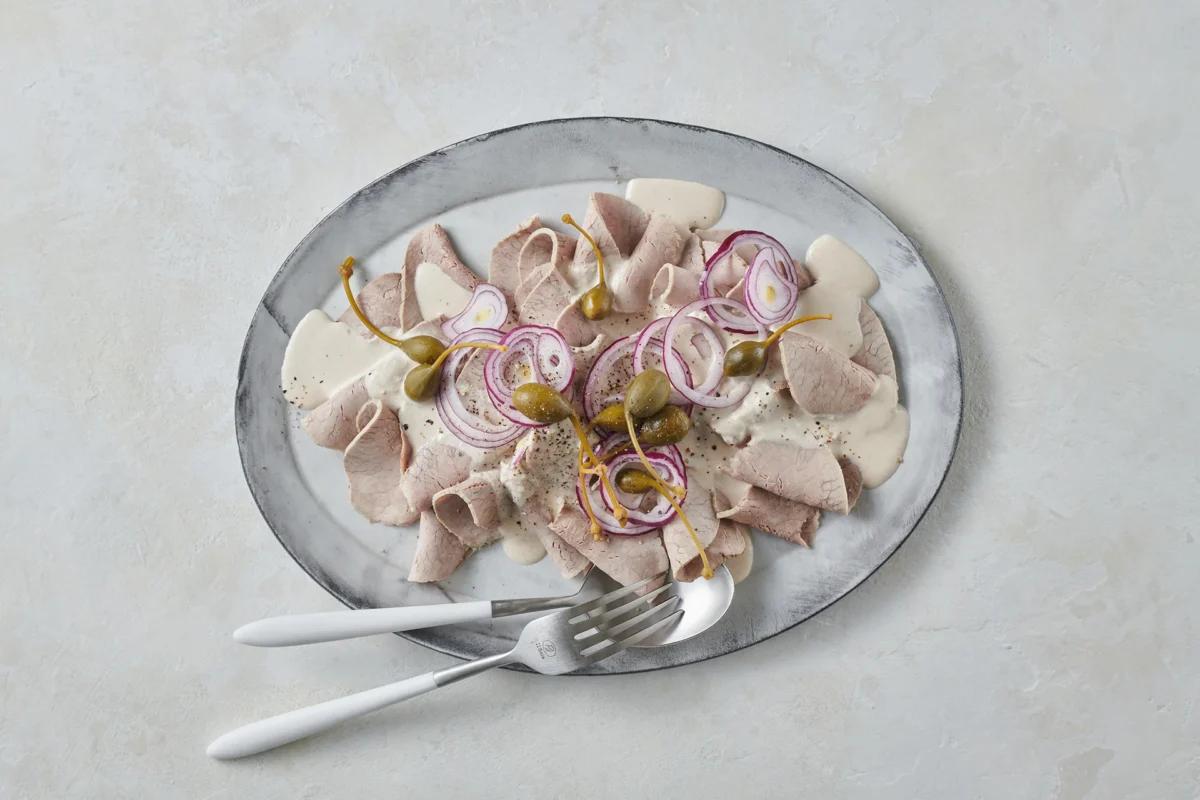 Vitello tonnato aus der Kategorie Fleisch &amp; Fisch. Das fertige Gericht schön angerichtet und fotografiert aus Vogelperspektive (Food Fotografie). Serviervorschlag, Original Tiptopf Rezept, aus dem bekanntesten Kochbuch der Schweiz