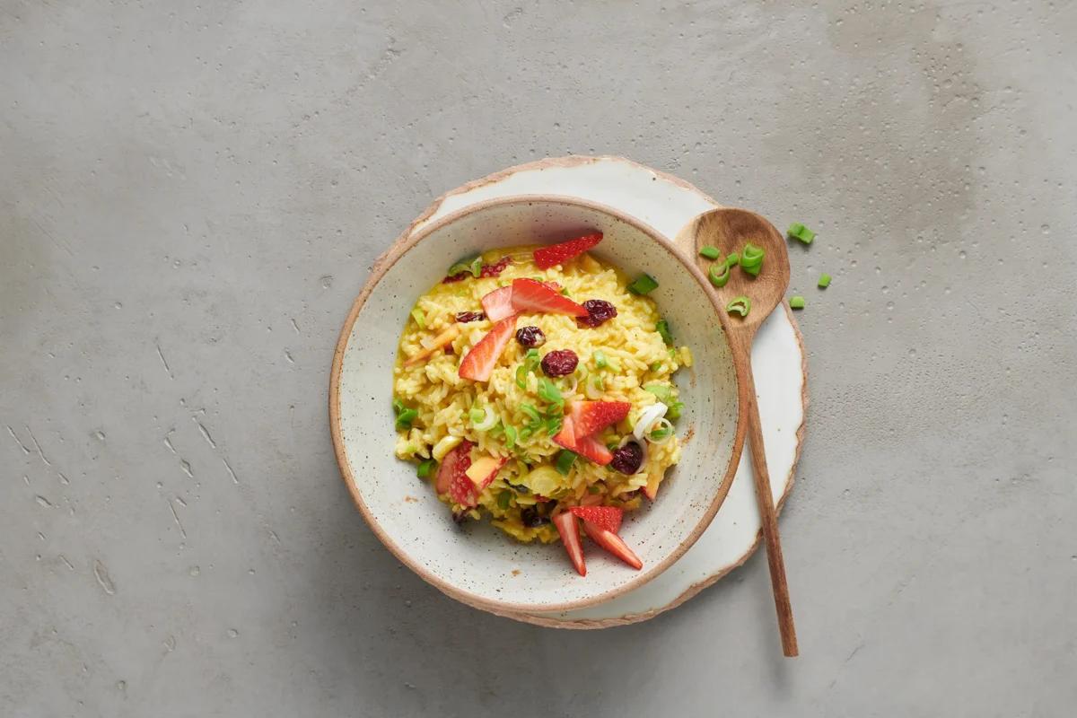Salade de riz aus der Kategorie Salate. Das fertige Gericht schön angerichtet und fotografiert aus Vogelperspektive (Food Fotografie). Serviervorschlag, Original Tiptopf Rezept, aus dem bekanntesten Kochbuch der Schweiz