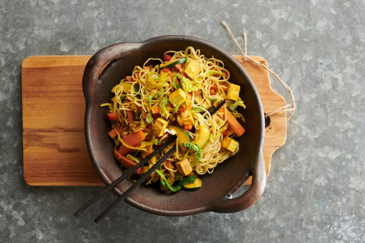 Bami goreng aus der Kategorie Getreide. Das fertige Gericht schön angerichtet und fotografiert aus Vogelperspektive (Food Fotografie). Serviervorschlag, Original Tiptopf Rezept, aus dem bekanntesten Kochbuch der Schweiz