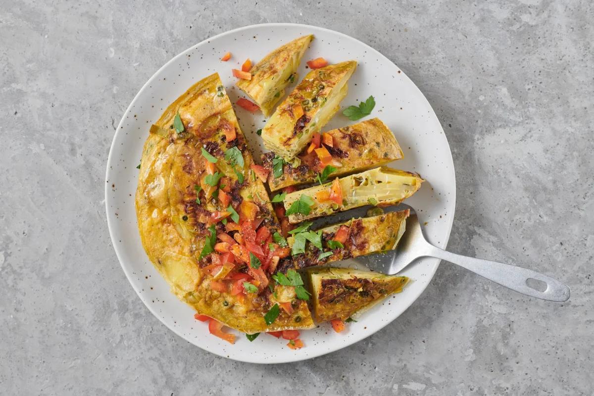 Tortilla aus der Kategorie Kartoffeln &amp; Süsskartoffeln. Das fertige Gericht schön angerichtet und fotografiert aus Vogelperspektive (Food Fotografie). Serviervorschlag, Original Tiptopf Rezept, aus dem bekanntesten Kochbuch der Schweiz